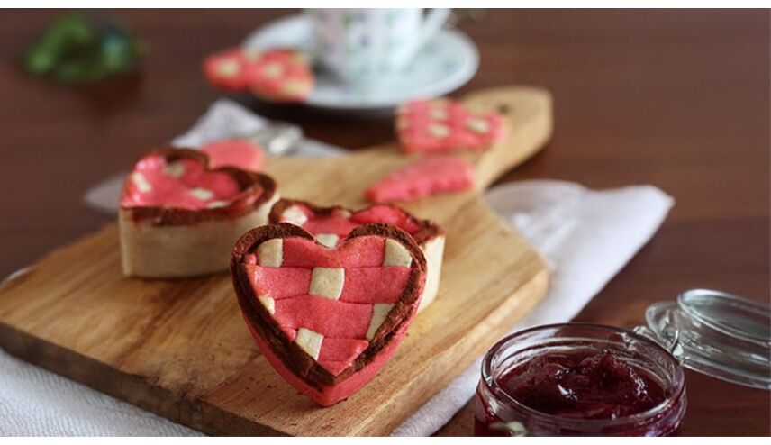 Glutenfreie Mürbeteig-Herzen mit Walderdbeeren