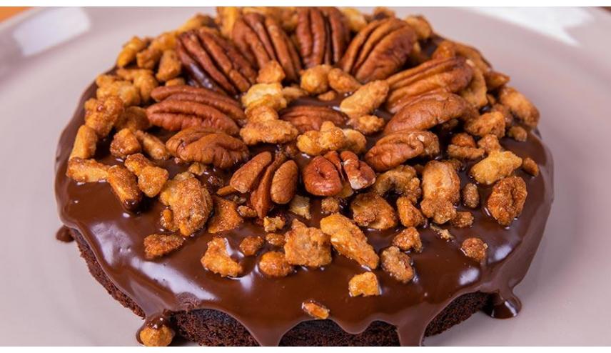 Brownie-Kuchen mit Schokolade und Trockenfrüchten